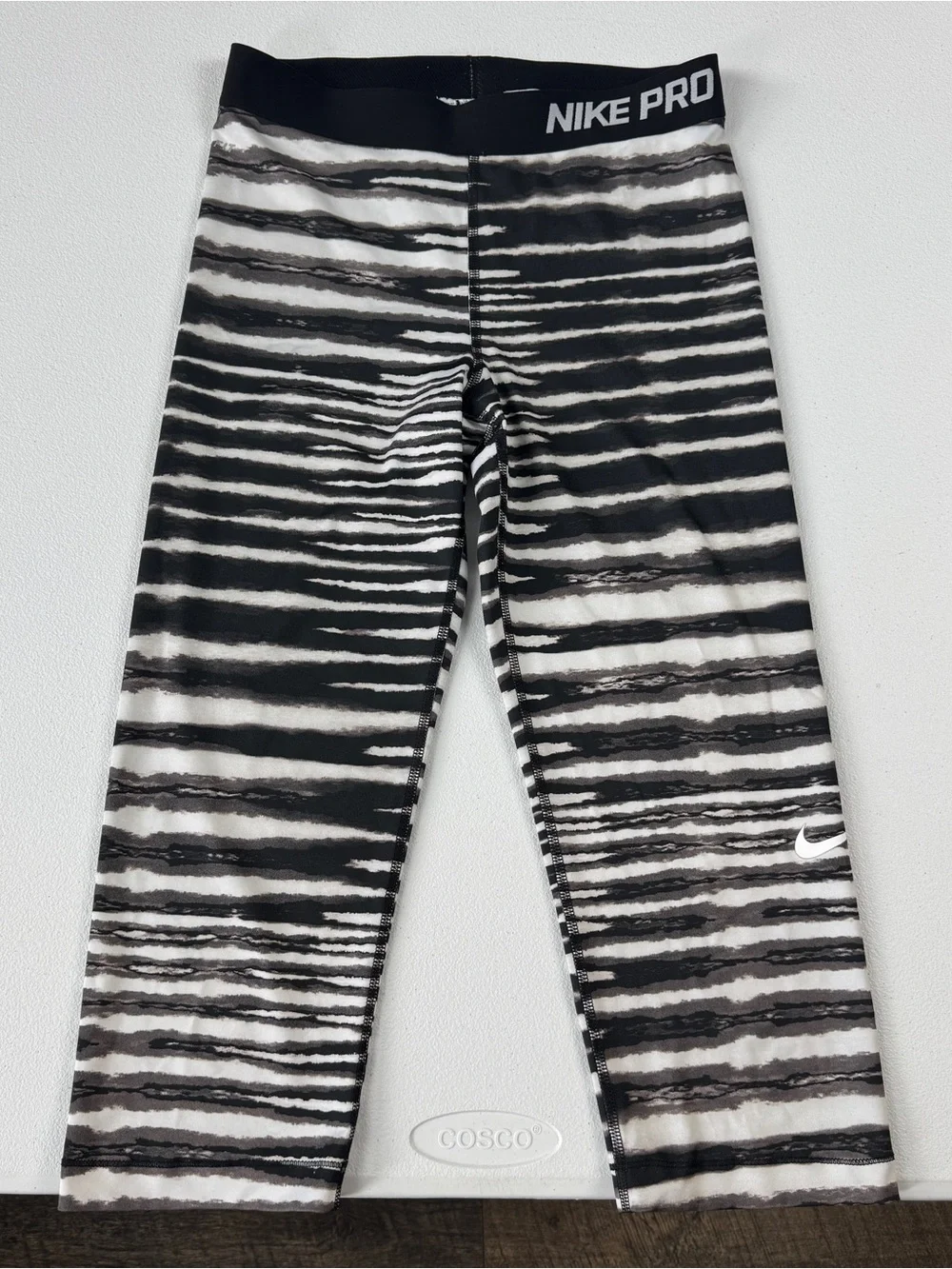 Nike Pro‎ Athletic Capri Womens M Medium Black Grey Pull On Mid Rise Skinny Leg